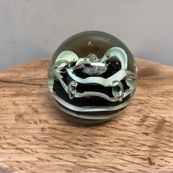 ⚫️ Vintage & Beautiful - Black & White Blown Glass Art Sphere Paperweight Decor - Picture 5 of 10